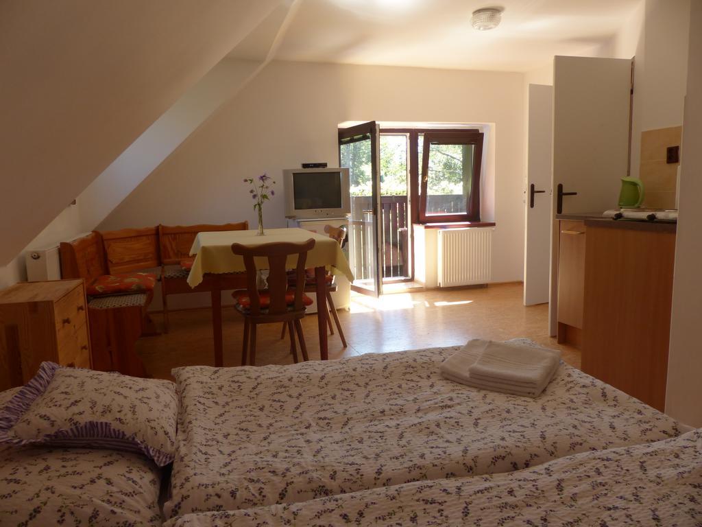 Bizoni Dvur Hotell Retenice Exteriör bild