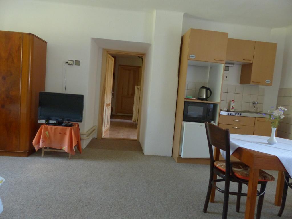 Bizoni Dvur Hotell Retenice Exteriör bild