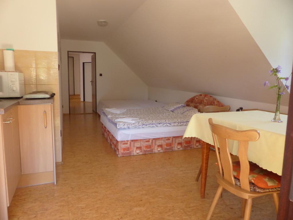 Bizoni Dvur Hotell Retenice Exteriör bild